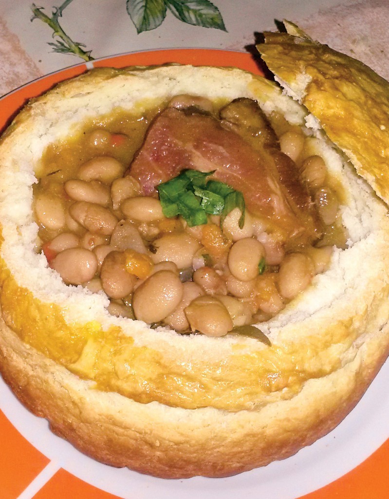 Rețete de fasole. Rețetă de fasole în bol de pâine