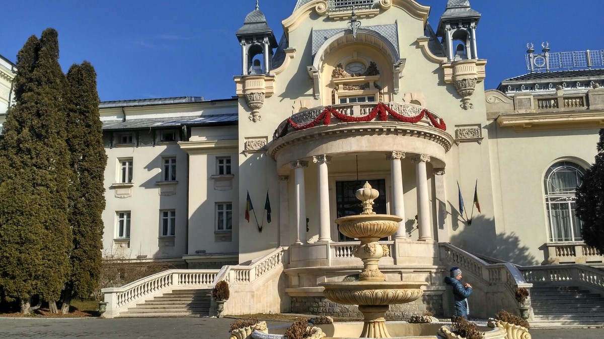 Tunelul secret uitat de vreme prin care plecau de la Casino Sinaia bogații cu averi fabuloase