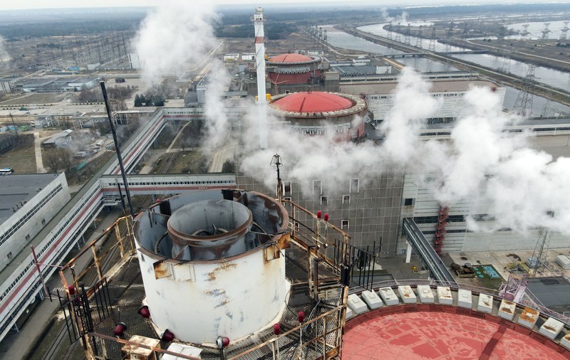 Trupele Rusiei și-au consolidat pozițiile la centrala nucleară din Zaporojie, spun martorii. Au săpat noi tranșee și au pus mine