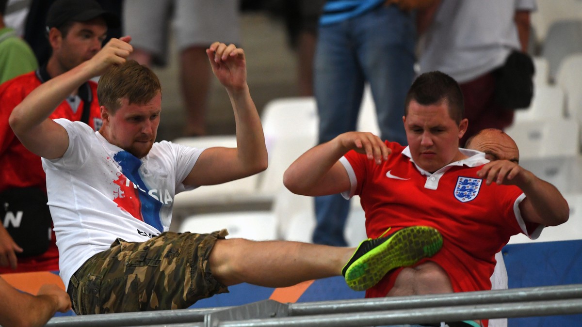Un huli rus lovește cu piciorul un fan al Angliei, în timpul meciului dintre cele două echipe de la Euro 2016. (FOTO: EPA)