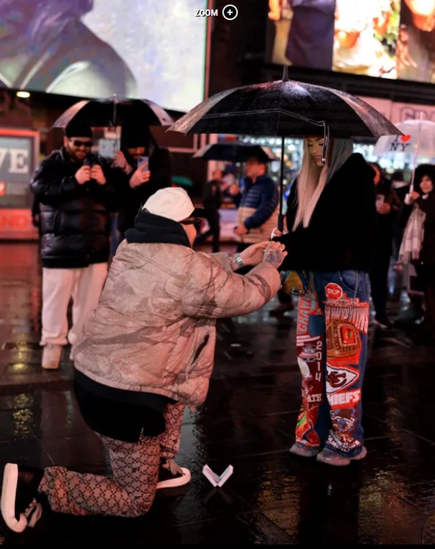 Lino Golden și-a cerut iubita de soție după doar câteva luni de relație. Momentul special a avut loc în New York. Artistul s-a pus în genunchi în fața tuturor