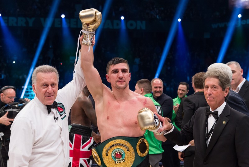 Marco Huck, sărbătorind o victorie din 2016. EPA/GUIDO KIRCHNER