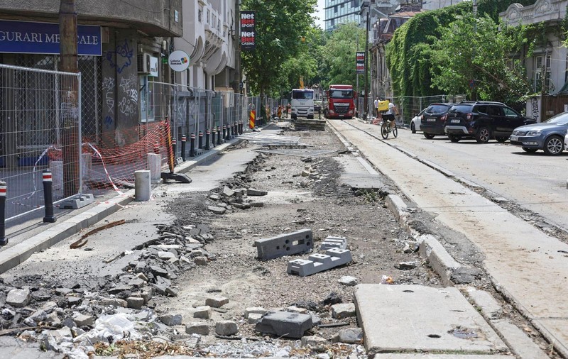 „Haos total! Tremură casa când trec utilajele”. Am mers pe șantierul STB să vedem cum se lucrează la schimbarea liniilor de tramvai