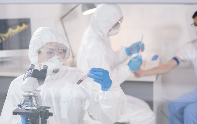 Oamenii de știință “au spart” cu un microscop care mărește de 100.000 de ori modul în care coronavirusul deturnează mecanismul biologic al organismului﻿