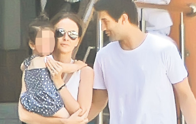 Adelina și Cristi Chivu și-au dus fiica, pe Anastasia, la spital, pentru un vaccin | FOTO