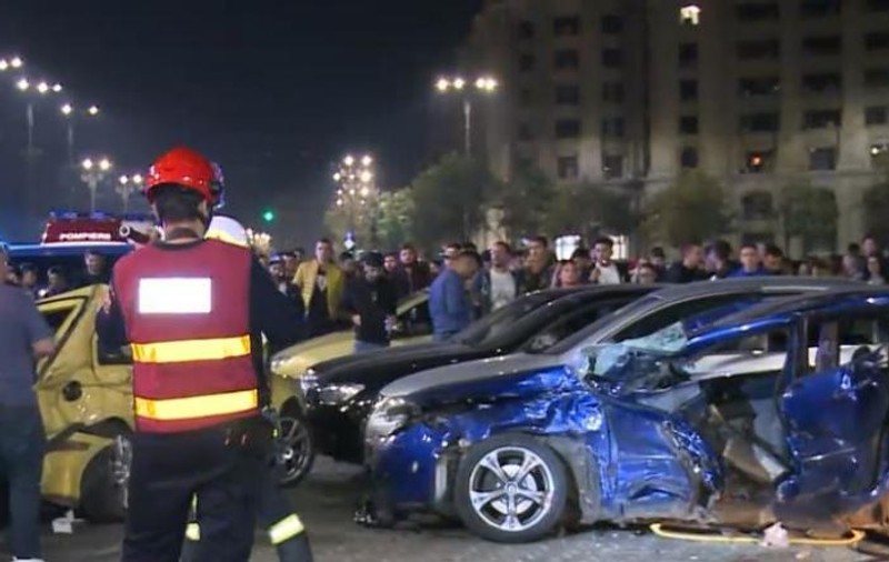 VIDEO | Carambol cu 6 mașini în Piața Constituției, provocat de doi șoferi care s-ar fi luat la întrecere. Șase persoane au fost rănite, una fiind în stare gravă