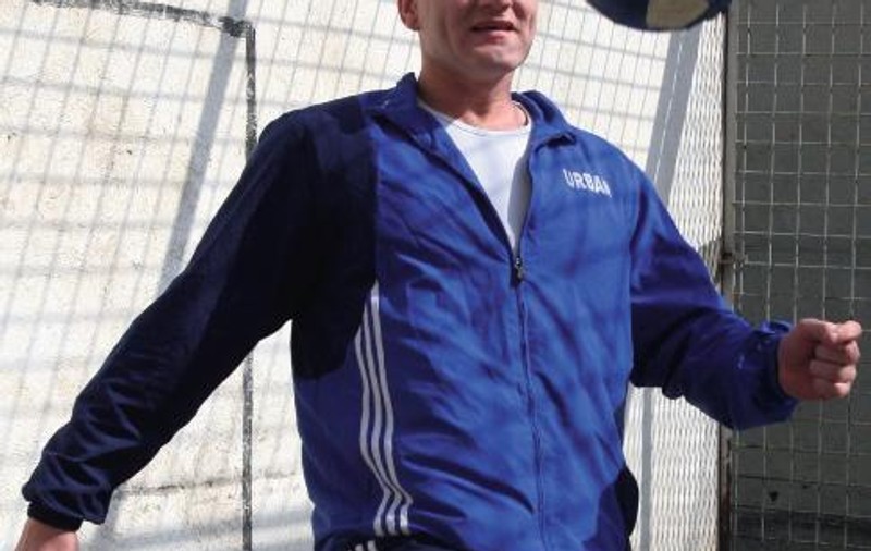 Tolea joacă fotbal la puşcărie