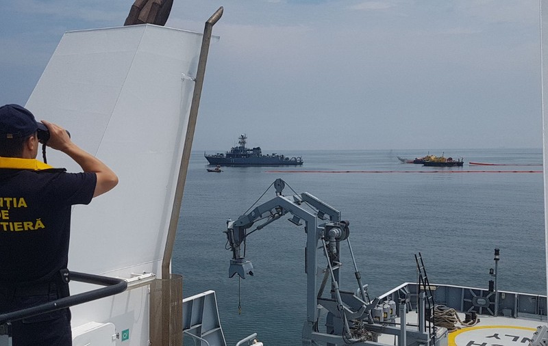 Amplu exercițiu în Marea Neagră, cu nave militare, civile și elicoptere. Scenariul, poluare masivă în urma unei coliziuni navale/ FOTO