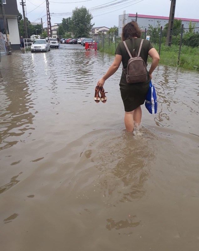 UPDATE/ Străzi inundate în București, după codul portocaliu de ploi. Pompierii au intervenit în mai multe zone din Capitală (GALERIE FOTO)