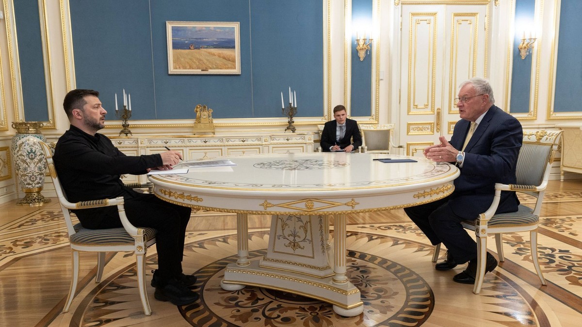 Volodimir Zelenski (stânga) discută cu generalul în rezervă Keith Kellogg Foto: Profimedia
