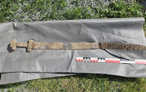 Un elev de șase ani a găsit o sabie vikingă pe un câmp din Norvegia și a fost lăudat de arheologi