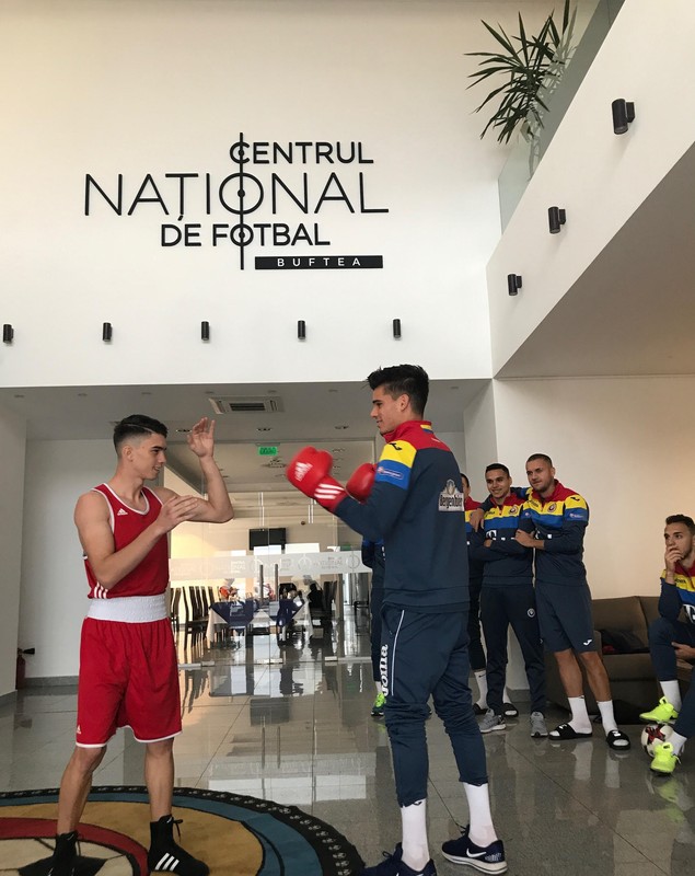 Doi campioni europeni de tineret la box, stelistul Robert Jitaru și dinamovistul Andrei Arădoaie, le-au dat lecții tricolorilor mici | FOTO&VIDEO