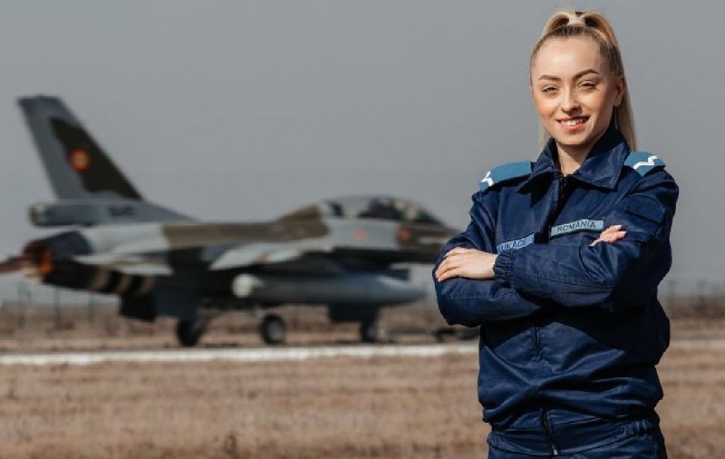 Andreea Lukacs, clujeanca pentru care avioanele F-16 nu mai au nici un secret: „Curajul, disciplina și devotamentul nu au gen”