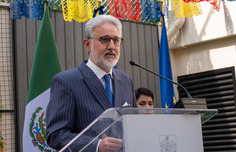 Marius Lazurca este diplomat de carieră și a fost propus informal de Nicușor Dan la șefia SIE în august 2025, dar PSD a refuzat