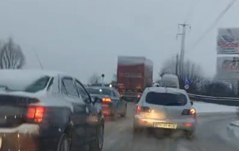 Un TIR n-a putut urca un pod din Ploiești, din cauza gheții de pe șosea