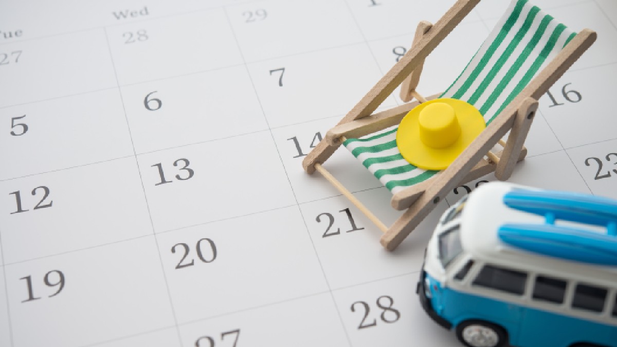 Scaun de plajă verde, pălărie și o dubiță clasică pe un fundal alb, tip calendar.