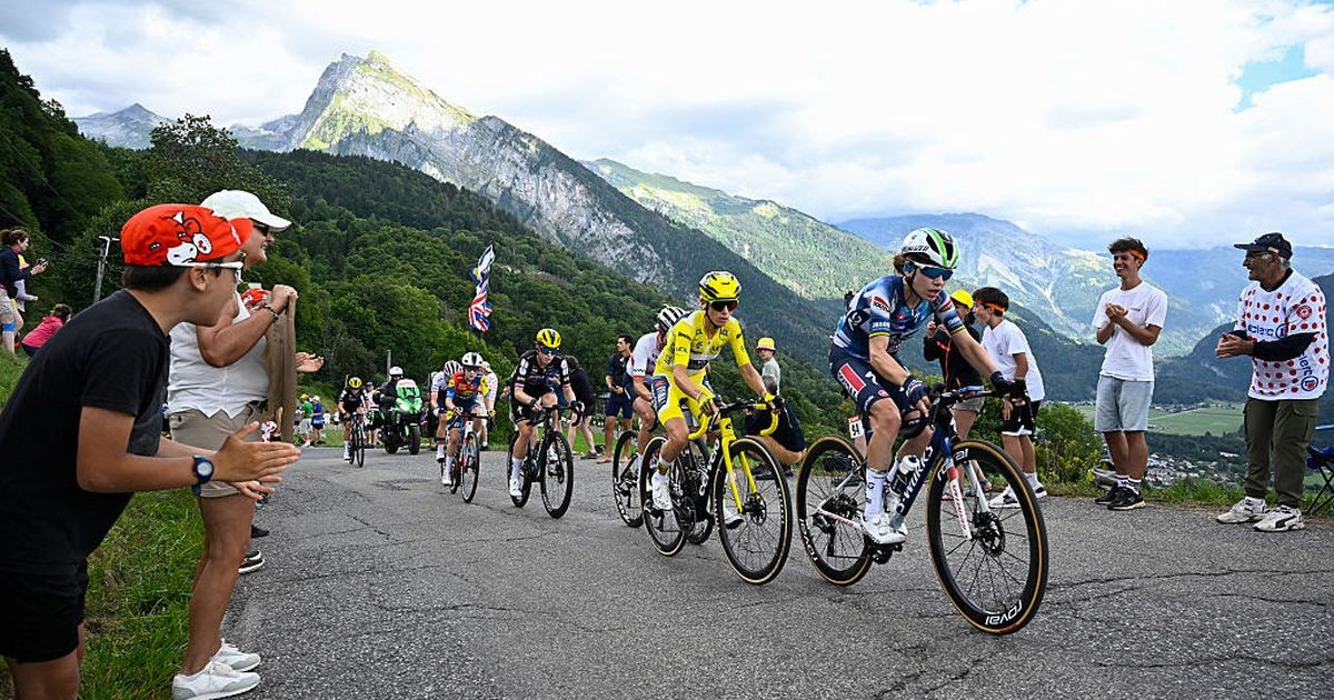 TOPSHOT - Supporters applaud as Overall leader's yellow jersey Team Visma | Lease a Bike's French rider Pauline Ferrand-Prevot (C) climbs the Joux Plane pass (1691 m) during the 9th and final stage (out of 9) of the fourth edition of the Women's Tour de France cycling race, 124.1 km from Praz-sur-Arly to Chatel, in Chatel eastern France, on August 3, 2025. (Photo by JULIEN DE ROSA / AFP via Getty Images)