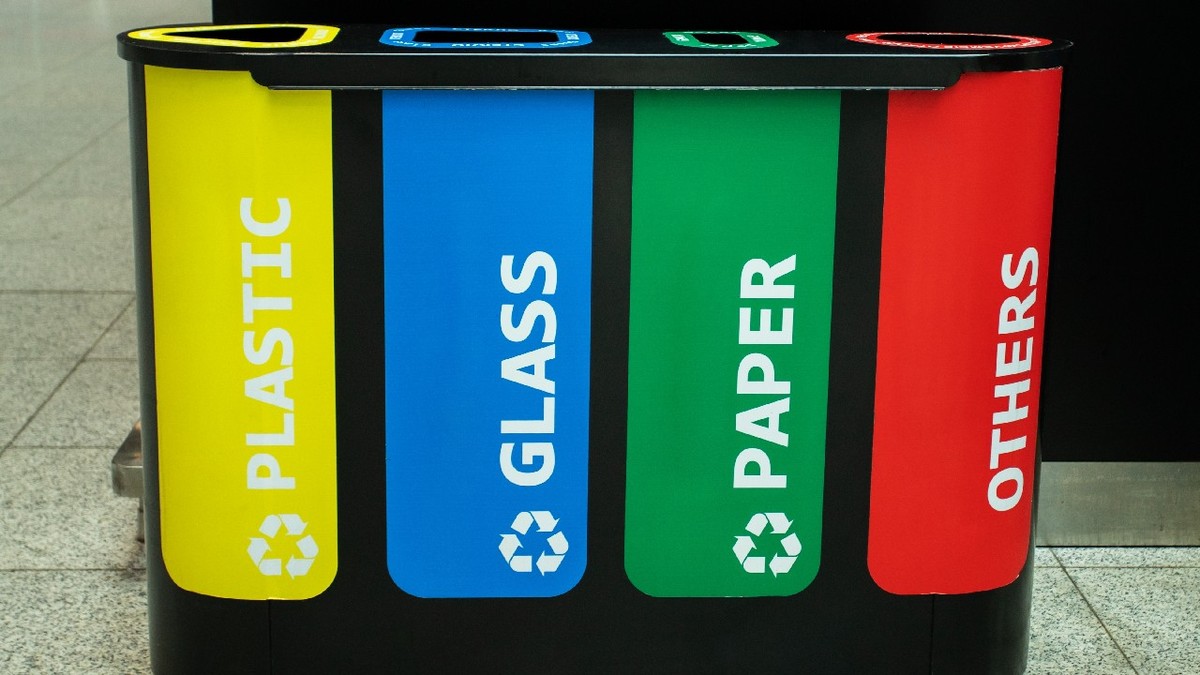 sortarea deșeurilor, reciclarea deșeurilor, containere separate pentru reciclarea plasticului, sticlei și hârtiei