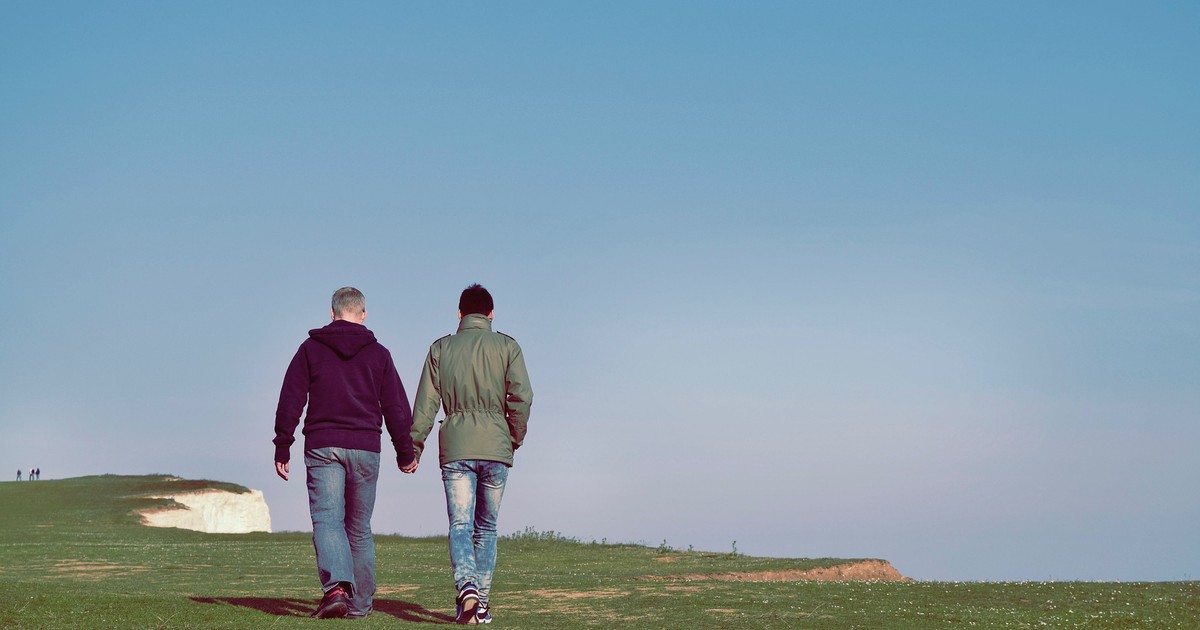 20 de ani de la prima căsătorie gay din lume. Doi bărbați ținându-se de mână