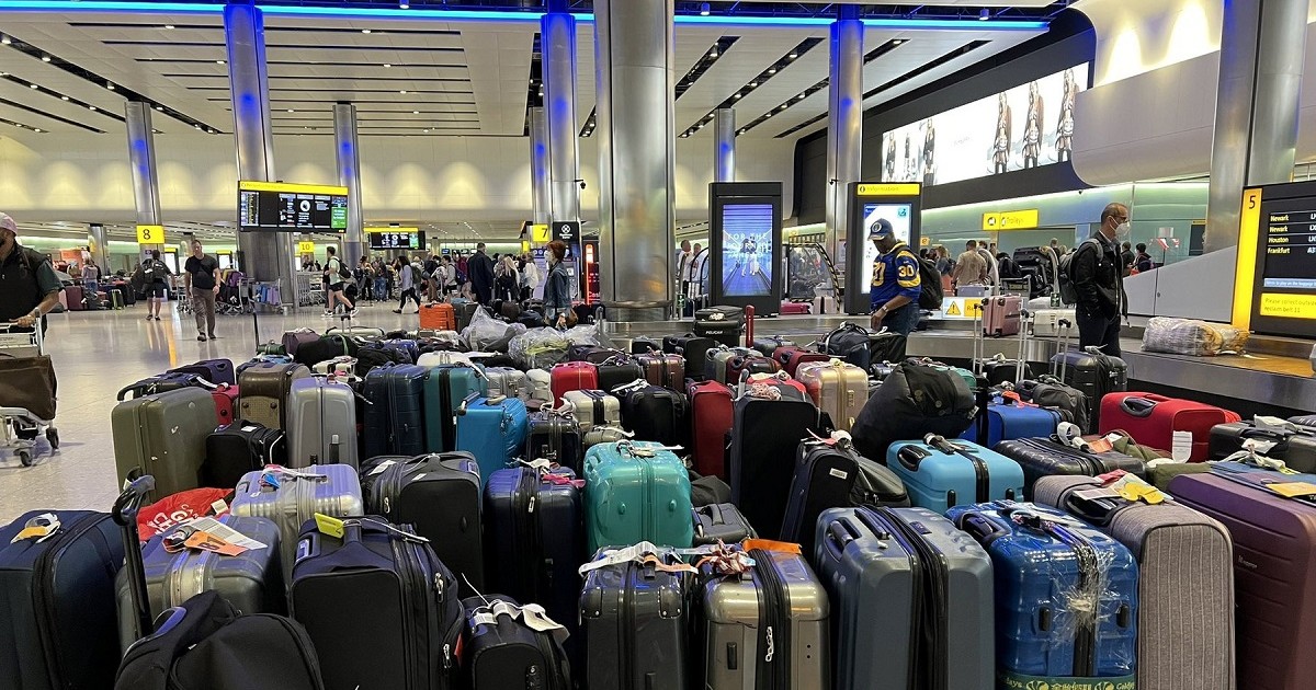 Munți de bagaje abandonate pe aeroportul Heatrow din Londra.