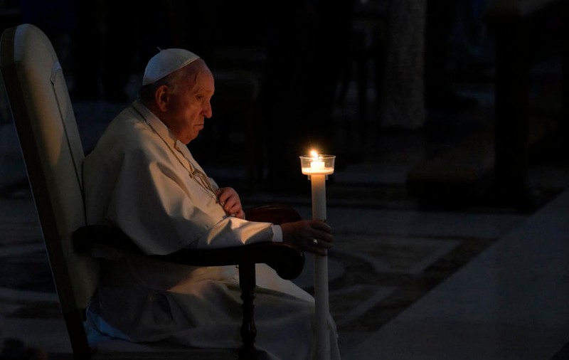 Papa Francisc a condamnat „întunericul și cruzimea războiului” în slujba de Paște, la care a participat și primarul ucrainean al Melitopolului