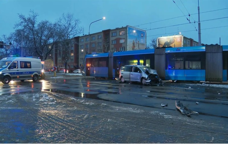 Un bărbat răpit a murit în portbagajul unui Volkswagen care s-a izbit de un tramvai, în timp ce era urmărit de polițiști, în Polonia