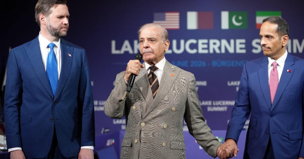 }n imagine sunt prezentați trei oficiali politici în costume elegante la summitul „Lake Lucerne”, pe fundalul unui panou albastru decorat cu steagurile Statelor Unite, Qatarului, Pakistanului și Iranului.
