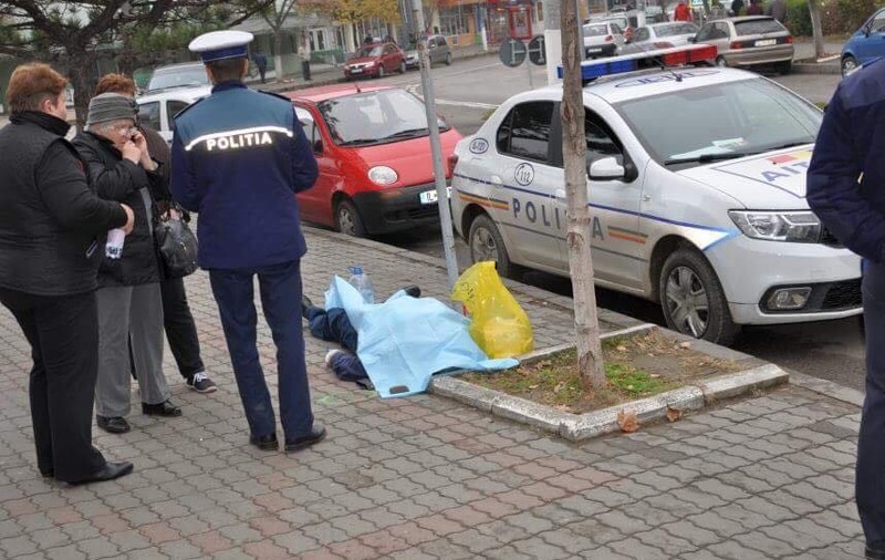 Un bătrân a murit înecat cu o bucată de covrig. Incidentul, petrecut în fața Tribunalului Ialomița