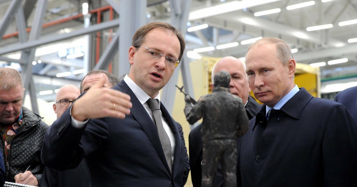 Vladimir Medinski (stânga) și Vladimir Putin, surprinși în timpul unei discuții Foto: Imago