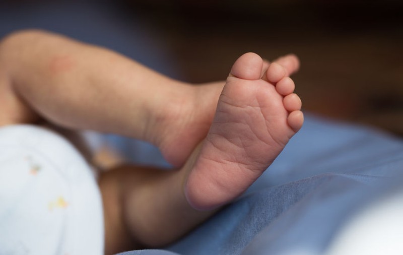 Un băieţel de cinci luni a murit în urma unei circumcizii efectuate de părinţii lui