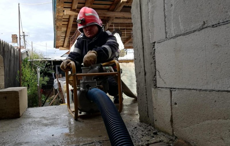 Furnizarea apei potabile, reluată în Buşteni şi Azuga. La Sinaia continuă lucrările