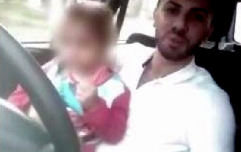 Un șofer din Dolj a transmis live pe Facebook în timp ce conduce mașina cu o fetiță în brațe