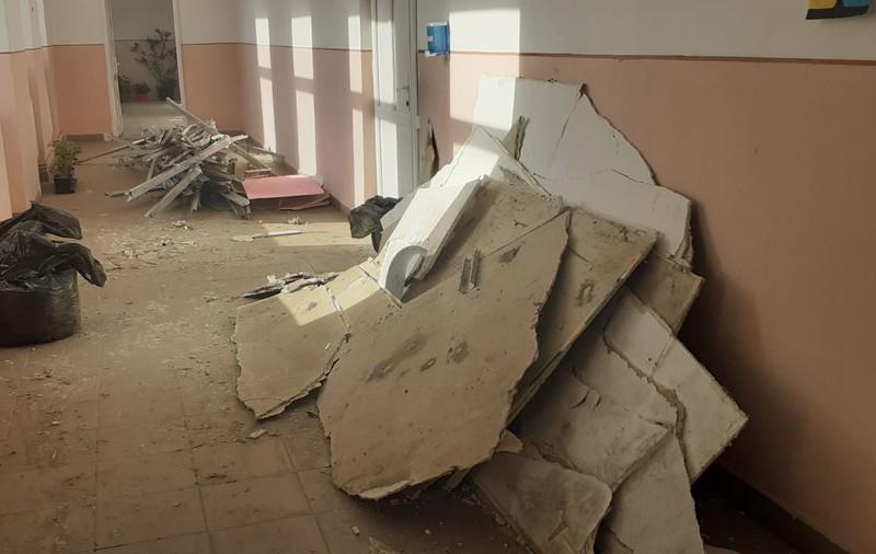 „S-a produs curent și s-a desprins tavanul din rigips”. Explicația primarului în cazul tavanului prăbușit peste copii în clasă. Clădirea datează din 1936