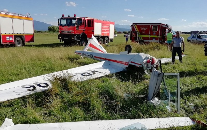 Un planor s-a prăbușit pe aerodromul din Sânpetru, județul Brașov. O persoană e rănită grav