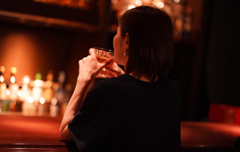 Femeile beau mai mult și decesele cauzate de alcool sunt mai dese decât la bărbați, arată un studiu care îi îngrijorează pe medici