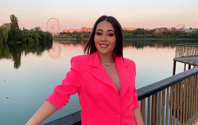 Nicole Cherry a pozat în costum de baie. Și-a scos în evidență burtica de gravidă