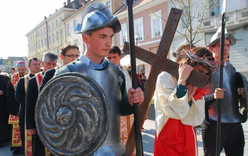 Drumul Crucii a fost refăcut la Cluj. Peste 100 de enoriași greco-catolici au participat la procesiune