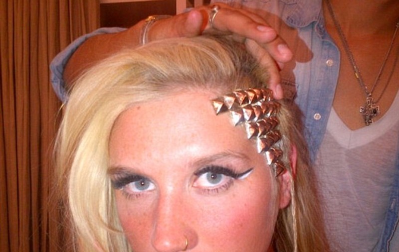 Cât de ciudat! Ke$ha şi-a pus ţinte pe tâmple 