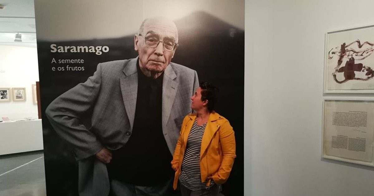 Liviana Tane călătorește pe urmele scriitorilor. Liviana Tane lângă un afiș cu Jose Saramago