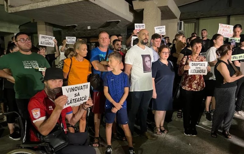 A șasea zi de proteste la Botoșani, în memoria Alexandrei, gravida care a murit la maternitate. „Vom ieși cât ne țin puterile”