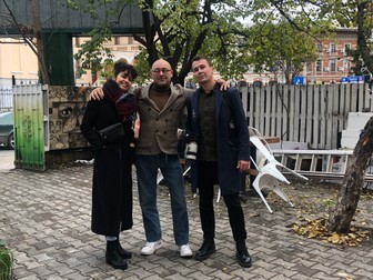 Mirabela și echipa cu care realizează documentarul, la întâlnirea cu reporterul Libertatea
