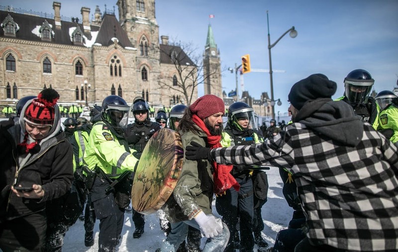 „Ocupația ilegală s-a încheiat”. Poliția canadiană a dispersat camionagiii protestatari, cu grenade paralizante și spray cu piper