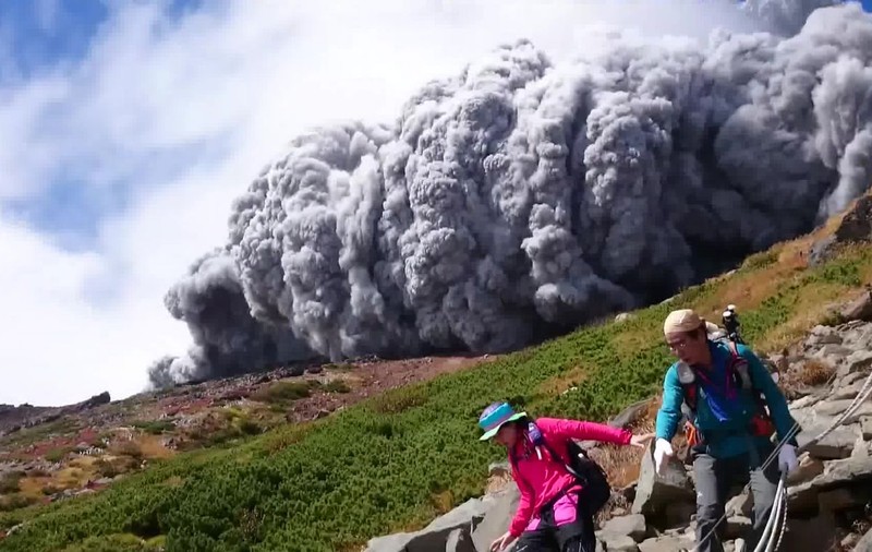 Au filmat IADUL PE PĂMÂNT! Turişti surprinşi de erupţia vulcanului din Japonia | VIDEO