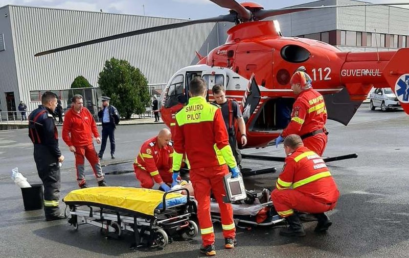 Unui tânăr i-a fost smuls brațul din umăr, de o presă de rulare, la o fabrică din Arad. A intervenit elicopterul SMURD