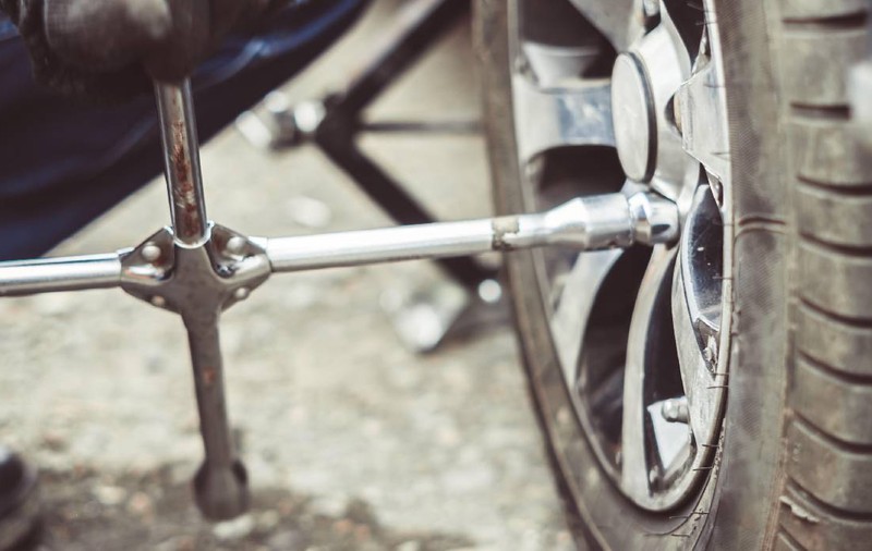 Cum poate un cui să declanșeze atâtea alarme la un Audi: un mecanic arată operațiunea complexă de reparare a unei pene simple, într-o postare pe TikTok