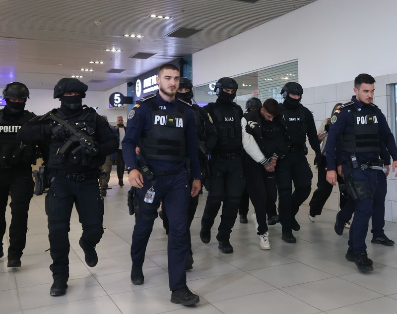 Primele imagini cu Vlad Baltateanu, suspectul în cazul crimei din Vâlcea. Bărbatul de 30 de ani a ajuns în mâinile polițiștilor români