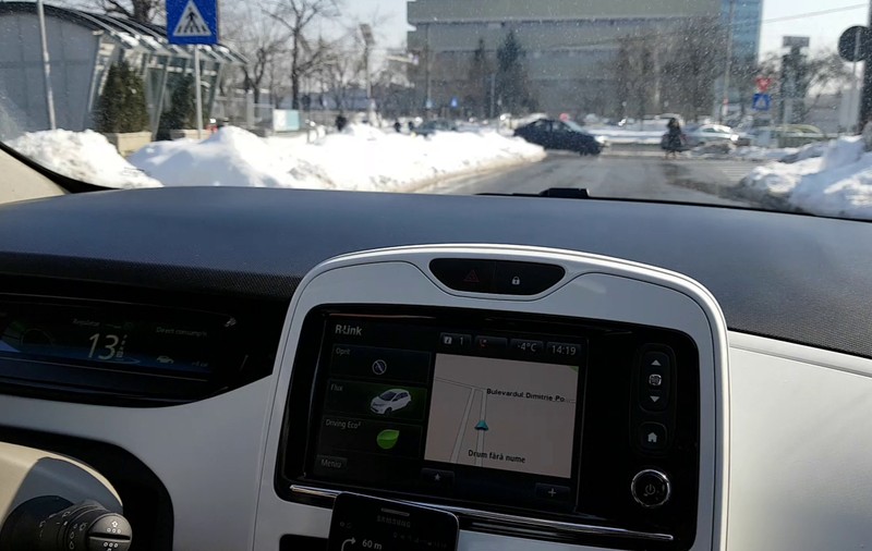 VIDEO | Cum se conduce o maşină electrică pe zăpadă. Provocarea la care sunt supuşi şoferii de maşini eco din România
