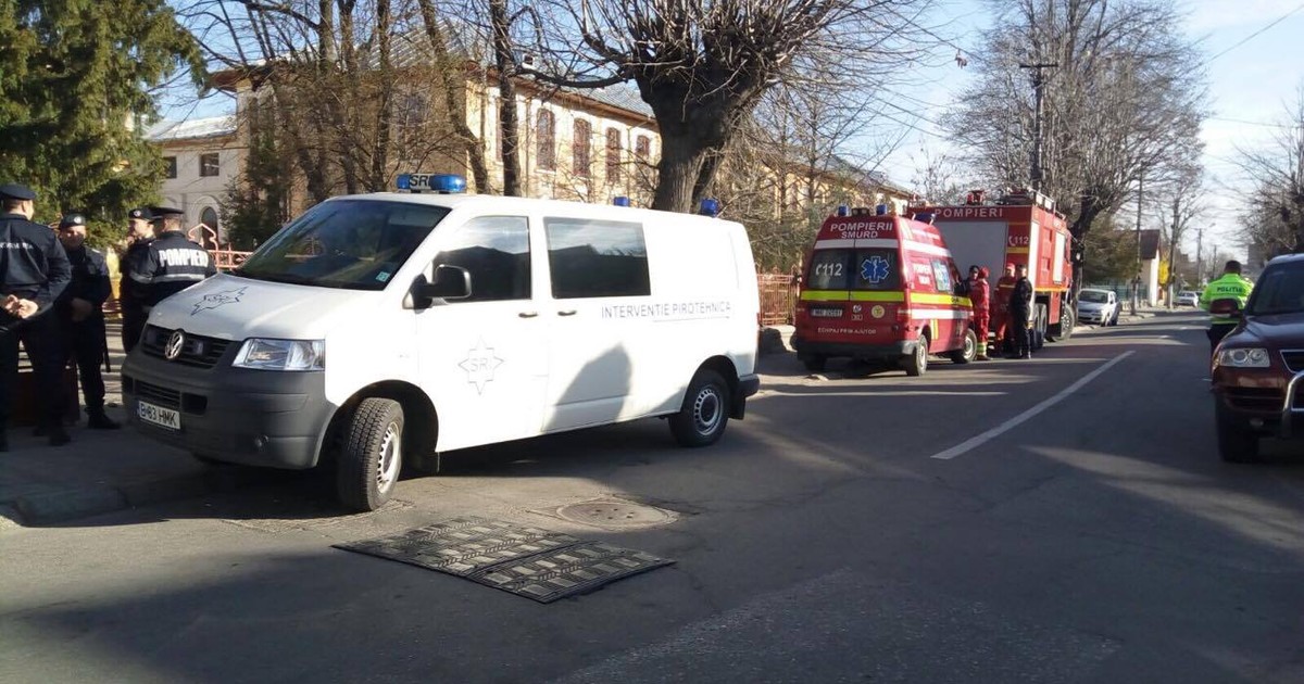 Amenințare cu bombă la un liceu din Târgoviște. Zeci de elevi și profesori, evacuați de urgență