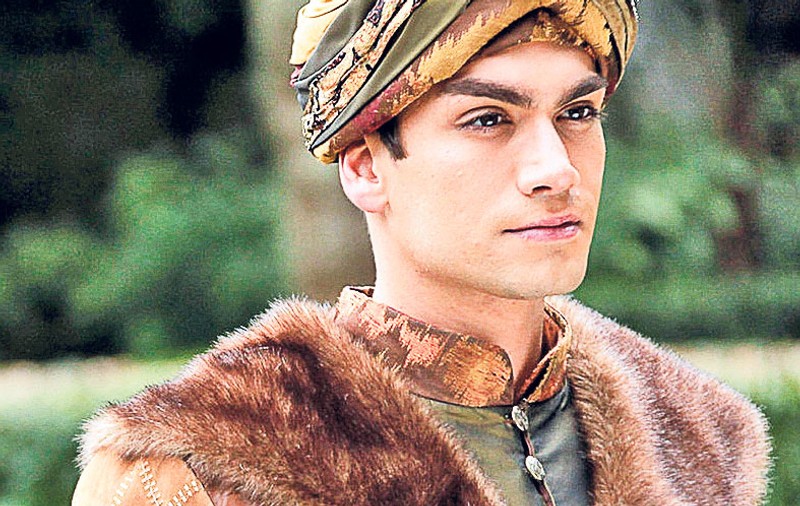 «Prințul Mehmet», actorul din «Suleyman», s-a făcut remarcat pe podiumul de modă