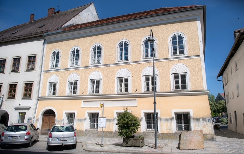 Casa în care s-a născut Adolf Hitler va fi transformată în comandament de poliție. Cât costă renovarea